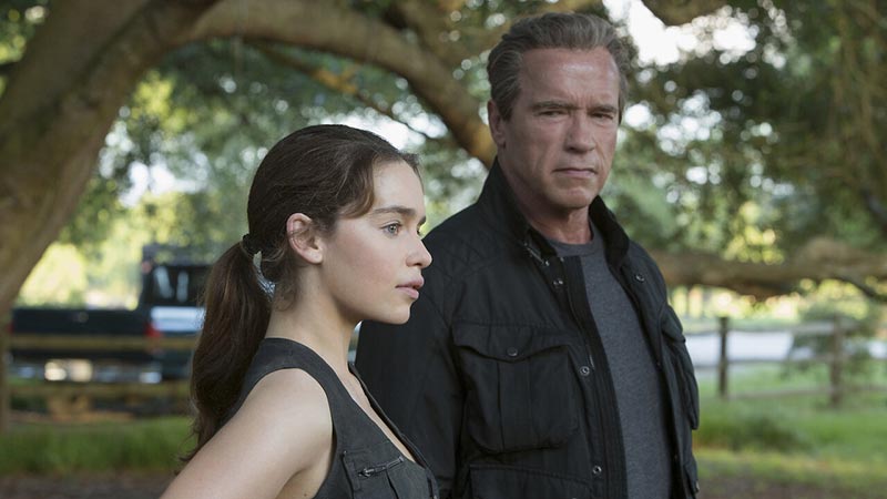 Emilia Clarke e Arnold Schwarzenegger in Terminator Genisys