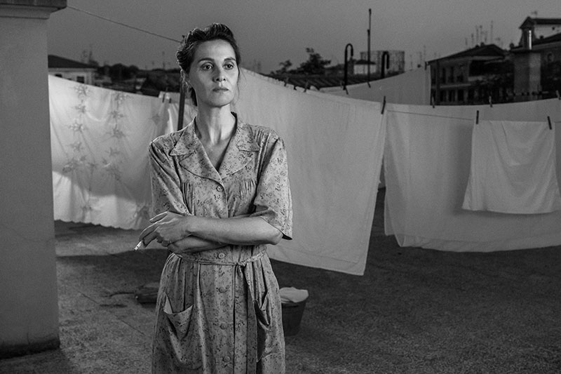Paola Cortellesi nei panni di Delia, protagonista di C'è ancora domani